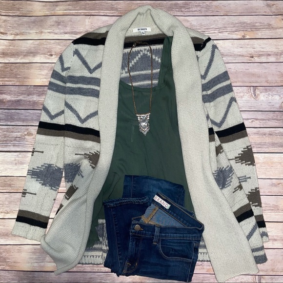 *FREE w purchase eligible* BaubleBar Crystal Arrow Pendant Necklace - Picture 8 of 9